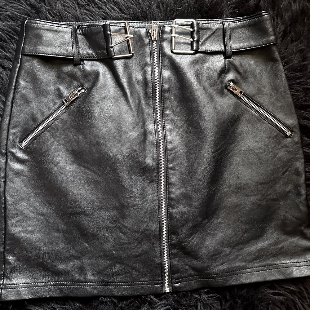 TOPSHOP PLEATHER SKIRT WITH BUCKLE AND ZIPPERS